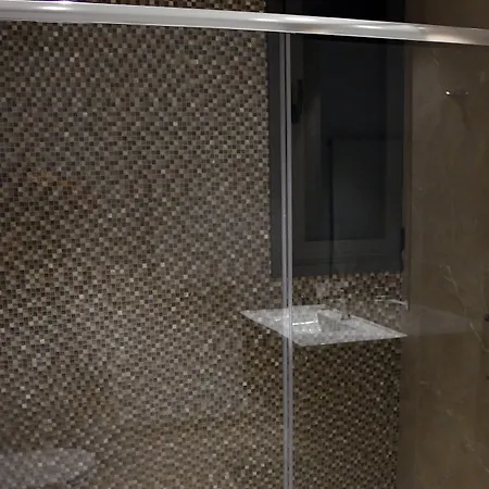 Ξενοδοχείο με διαμερίσματα Baz Tower 4*